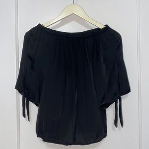 Isabel Tavares; Off the shoulder.